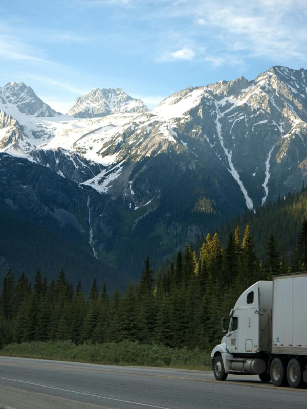 Blog slika za naslov Najnovije Tehnološke Inovacije u Kamionskoj Industriji: Budućnost Transporta na Mihamont.me