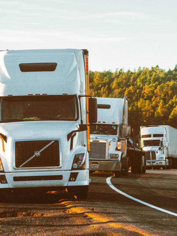 Blog slika za naslov Kako Se Pripremiti za Dugu Vožnju: Saveti za Vozače Kamiona na Mihamont.me