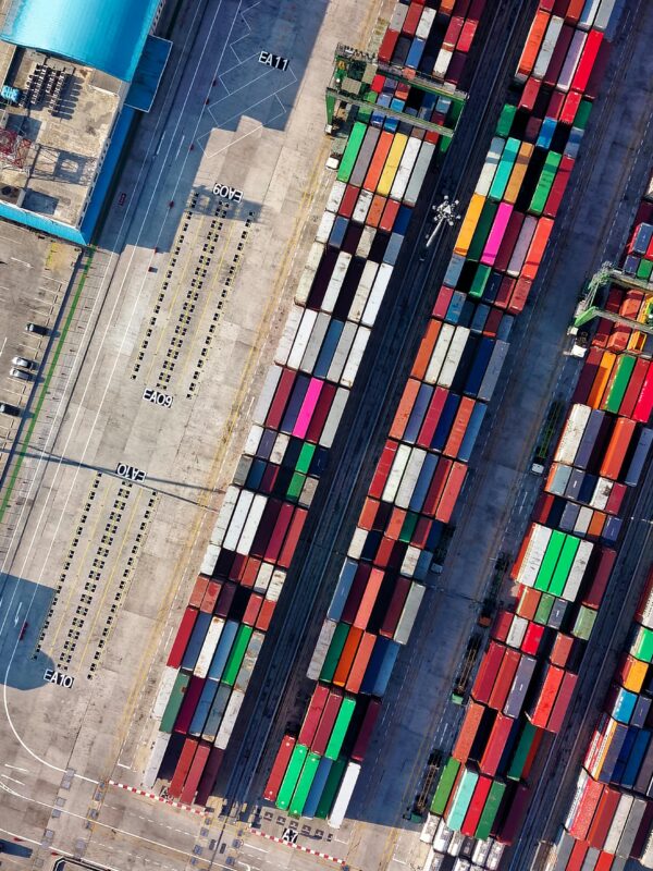 Blog slika za naslov Poboljšanje Efikasnosti Utovara i Istovara: Ključni Elementi Ubrzanja Procesa na Mihamont.me